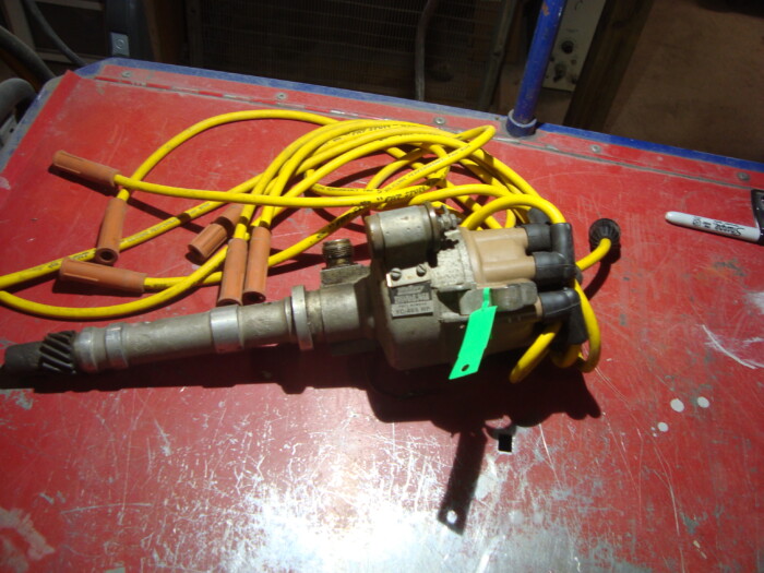 Mallory, Chevrolet dual point mechanical tac drive nostalgic distributor.